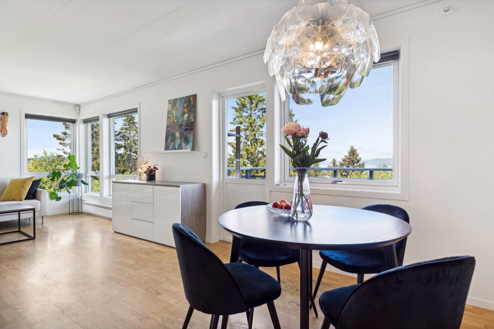 Naturlig plass for å etablere spisestue mellom stue og kjøkken Galleribilde