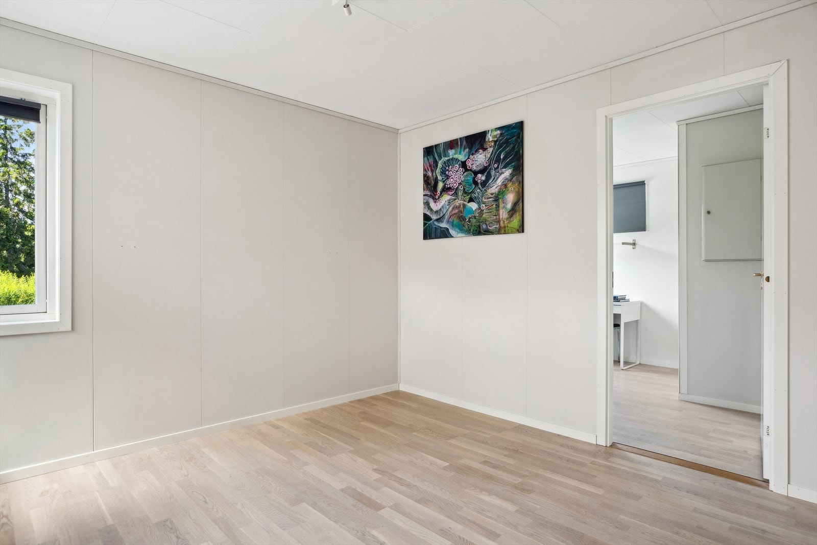 Boligen har 2 godkjente soverom og et innredet rom som i dag er innredet kontor/soverom (godkjent som bod). Fra hovedsoverom har man inngang til innredet rom. Galleribilde
