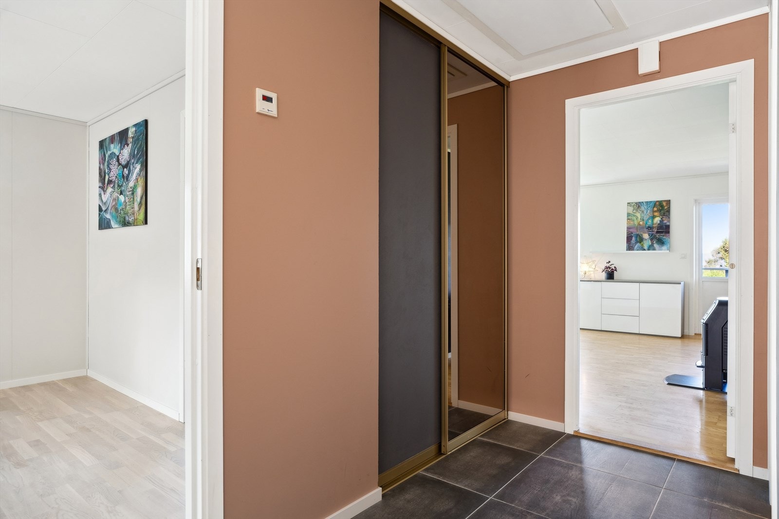 Oppbevaringsplass i skyvedørsgarderobe med speil Galleribilde