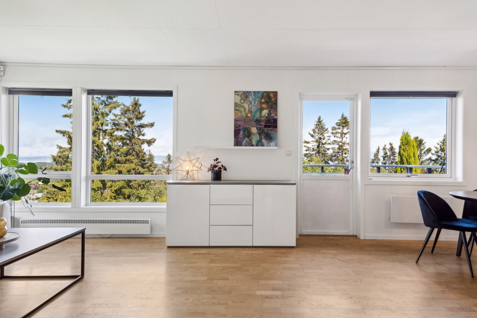 Stor og lys stue med store vindusflater Galleribilde