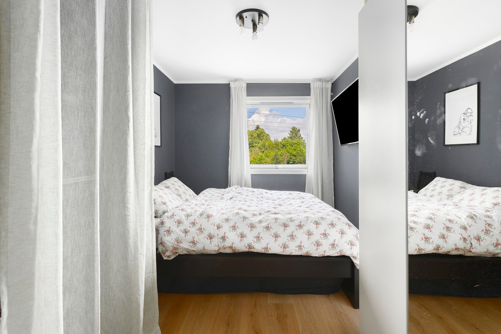 Leiligheten har 3 gode soverom. Soverom I har god plass til dobbeltseng og øvrig møblement. Galleribilde