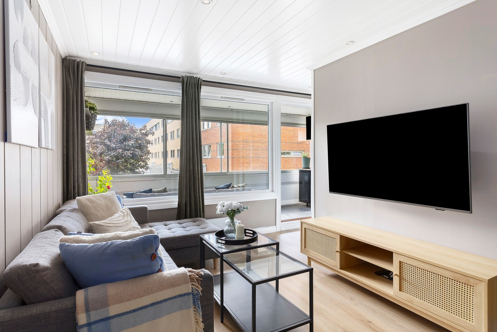 Stuen er et naturlig samlingspunkt for det sosiale, hvor man har plass til spise - og sittegruppe. Galleribilde