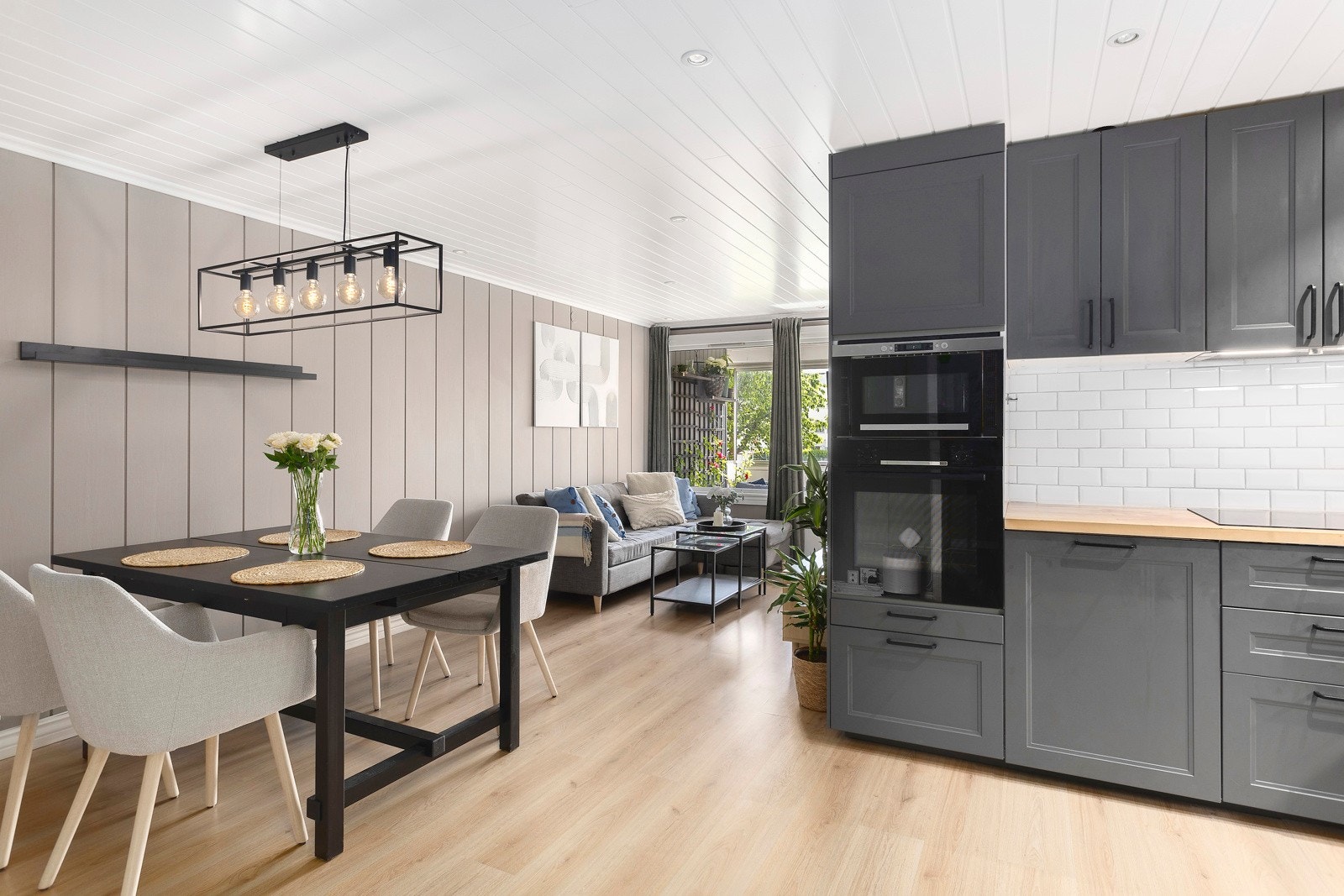 Leiligheten har en lys og innbydende stue med god plass til spise- og sittegruppe. Galleribilde