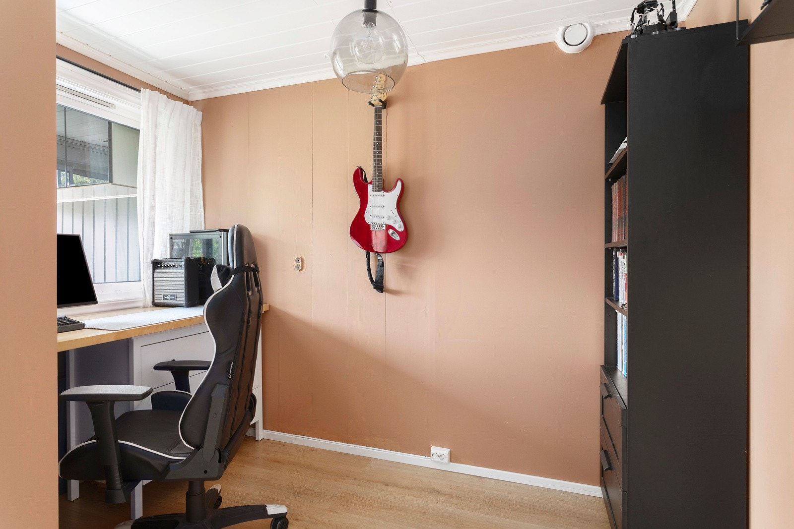 Soverom II har flere bruksmuligheter og kan fint brukses som kontor, gjesterom eller barnerom. Galleribilde