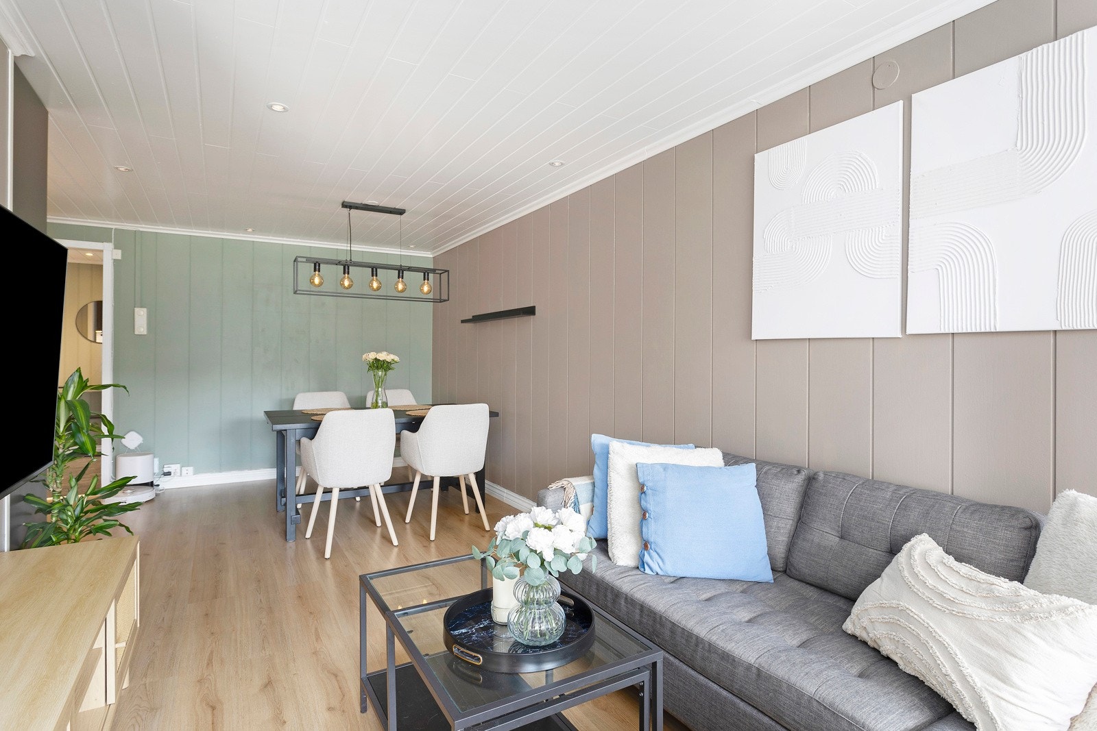 Store vindusflater sørger for godt med naturlig lysinnslipp til hele rommet. Galleribilde