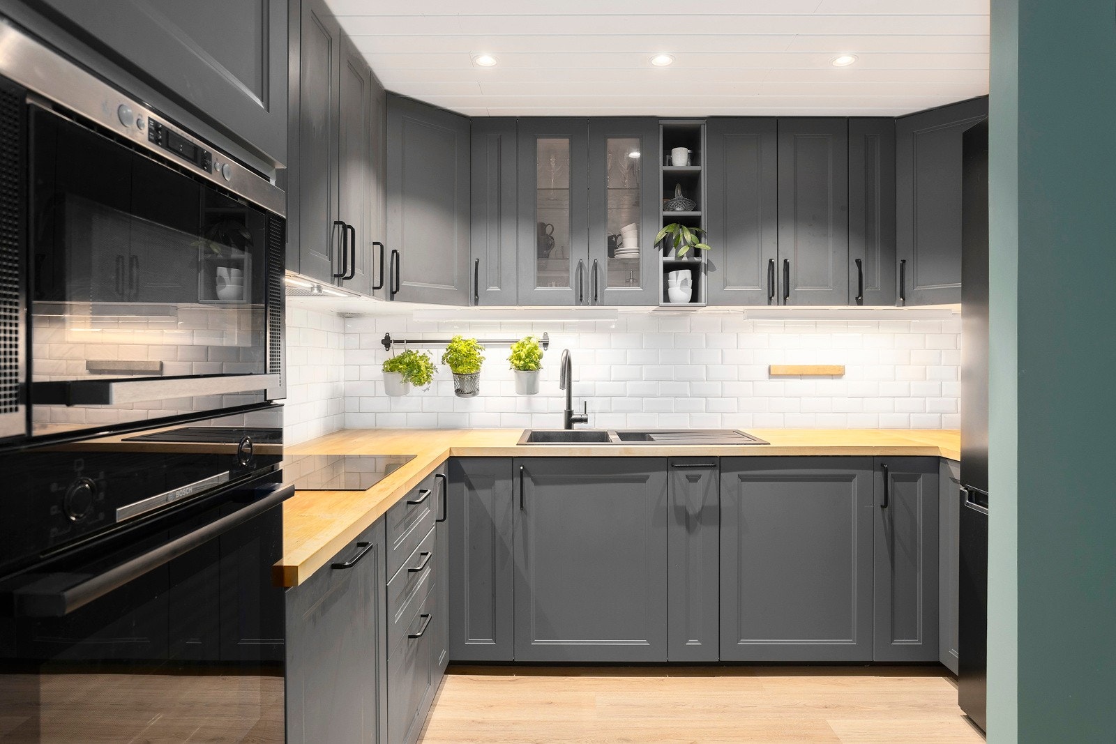 Flott kjøkken med integrert komfyr, platetopp, oppvaskmaskin og kjøl- fryseskap. Galleribilde