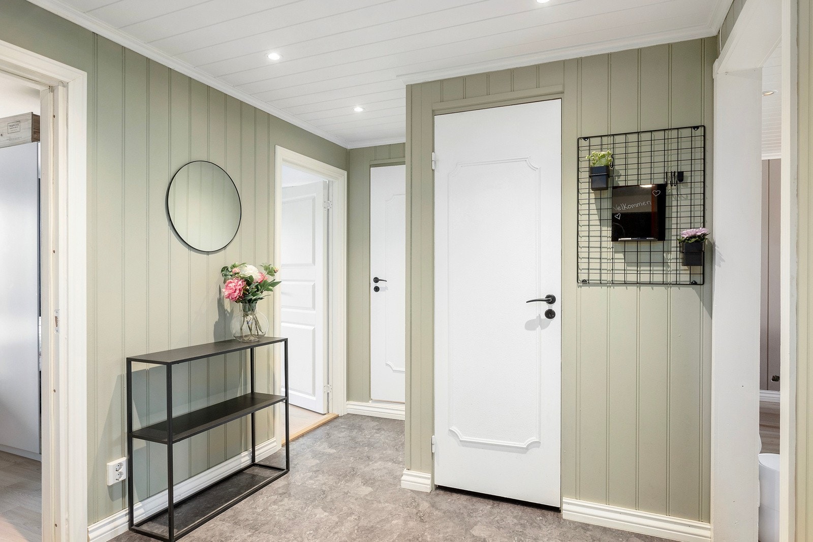 Lys og praktisk entrè med plass til oppbevaring av yttertøy. Galleribilde