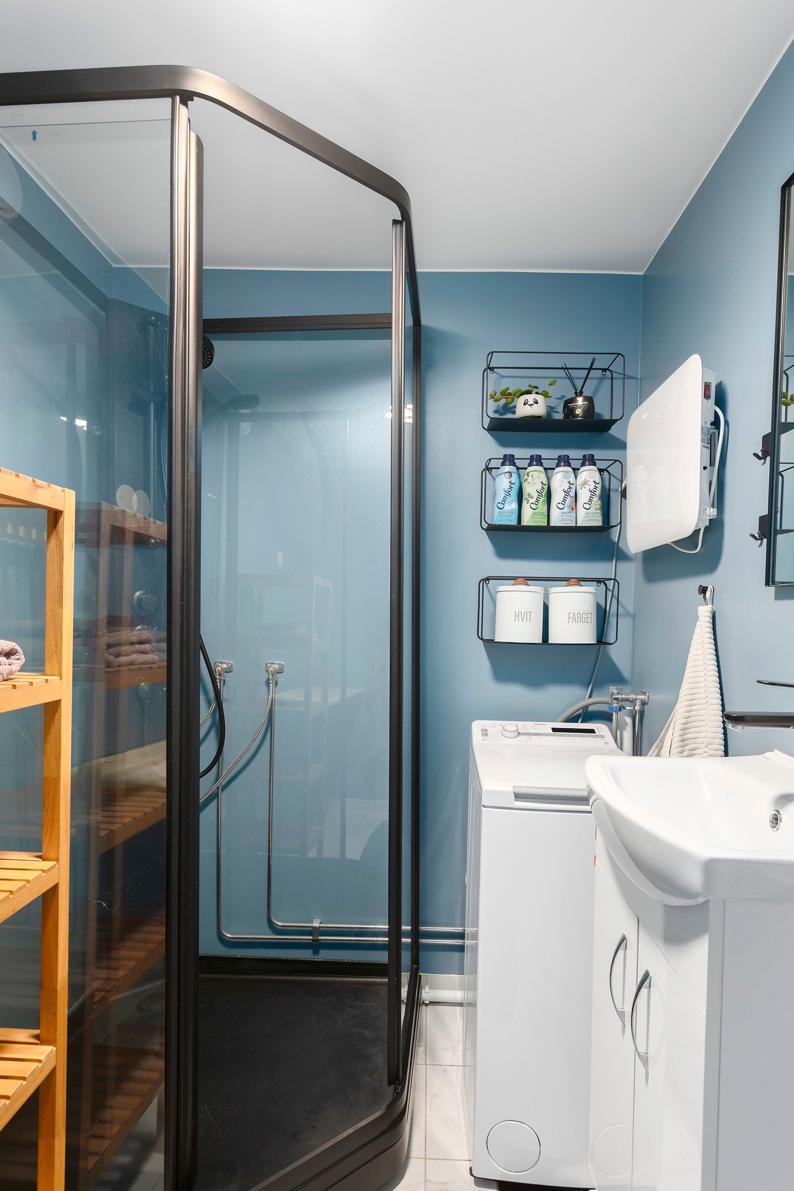 Flott baderom med delikate fliser. Baderomsinnredning ble nylig skiftet ut og oppgradert i 2021. Galleribilde