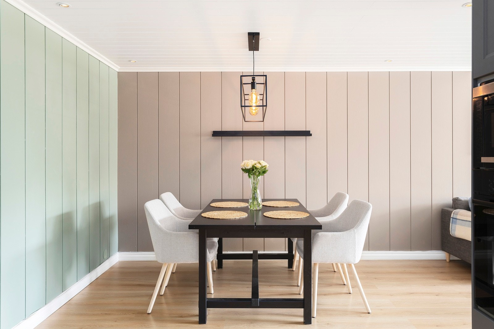 Delikat og innbydende stue med nok av plass til å innrede med både spiseplass og sofagruppe. Galleribilde