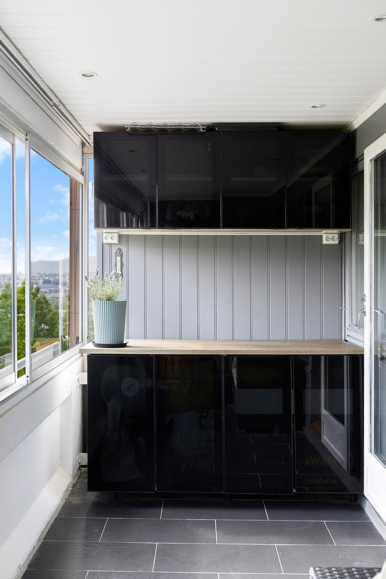 Balkongen er orientert mot sydvest og vender ut mot borettslagets barnevennlige fellesarealer. Galleribilde