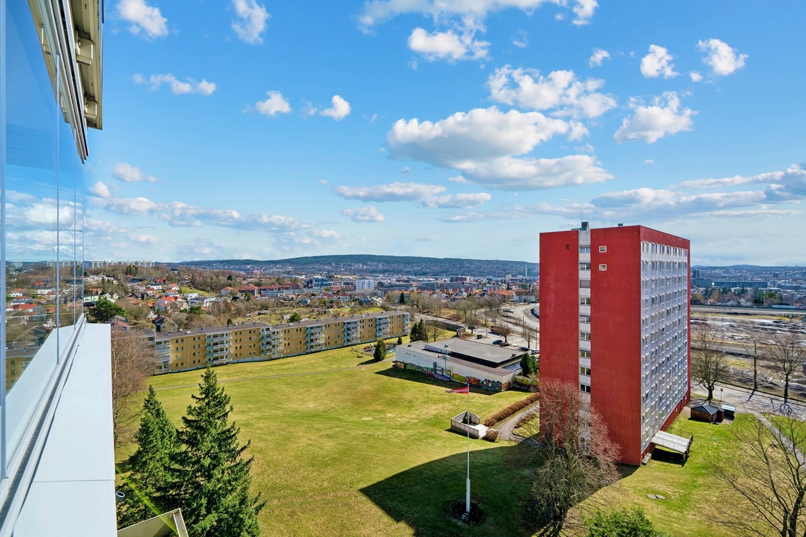 Utsiktsleilighet i 8. etasje med 3 soverom og innglasset balkong Galleribilde