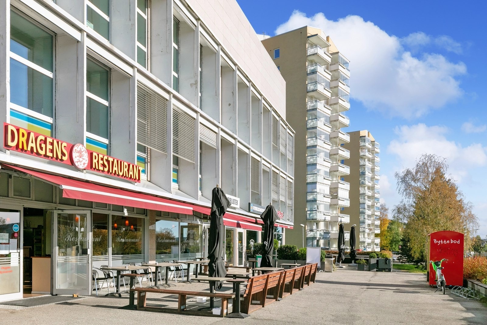 Godt utvalg av serveringer og fasiliteter rett utenfor døren i tillegg til bibliotek, god pizzarestaurant og treningssenter som er i samme bygg Galleribilde