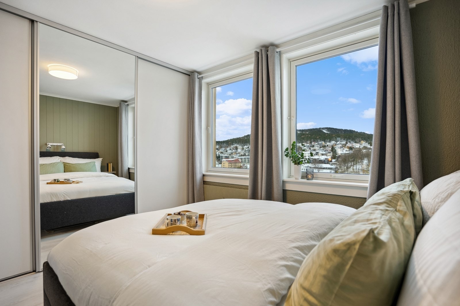 Hovedsoverommet er innredet med stor skyvedørsgarderobe med speilfront Galleribilde