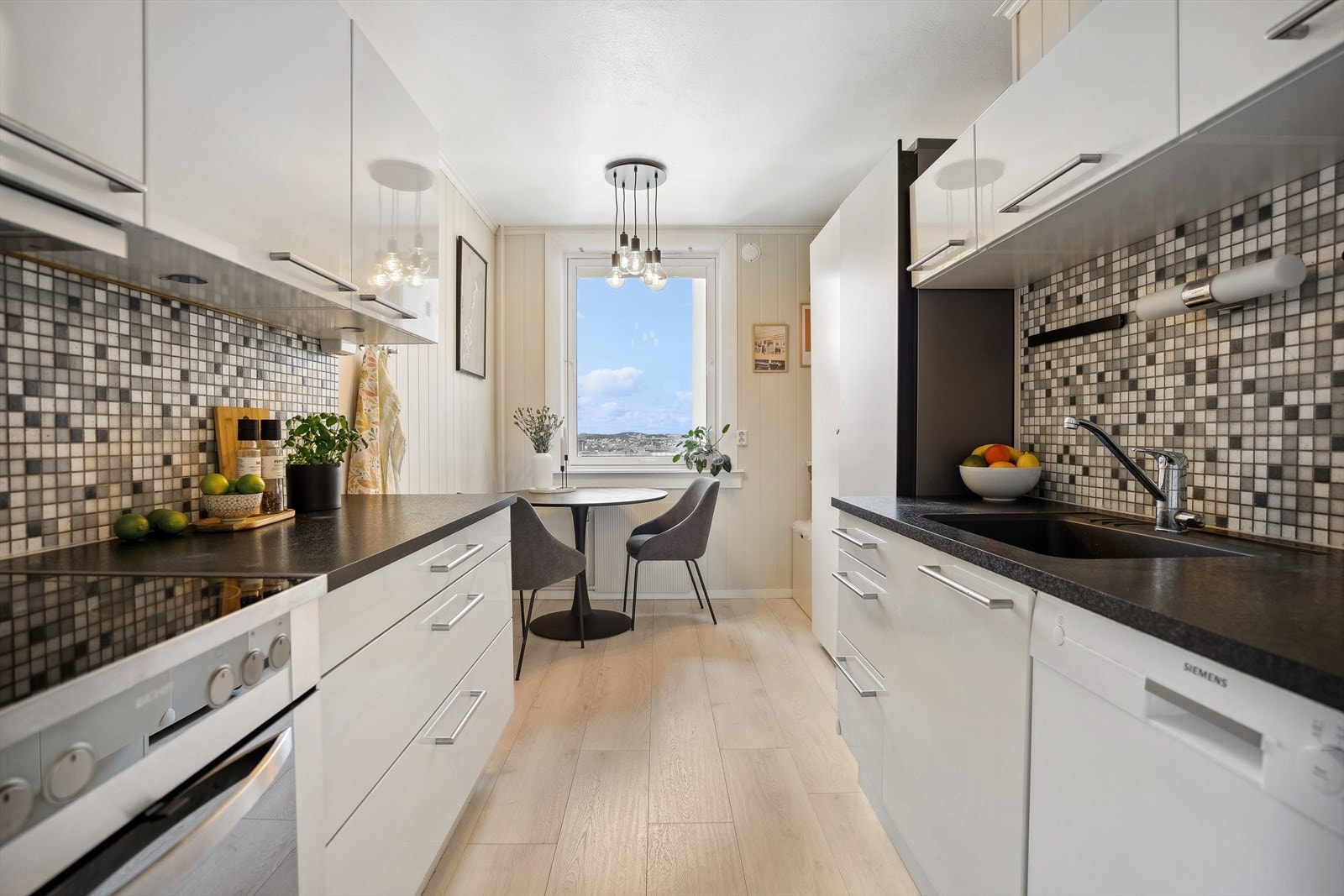 Separat kjøkken med tidløs innredning og rikelig med skuff- og skapplass samt fine arbeidsflater Galleribilde