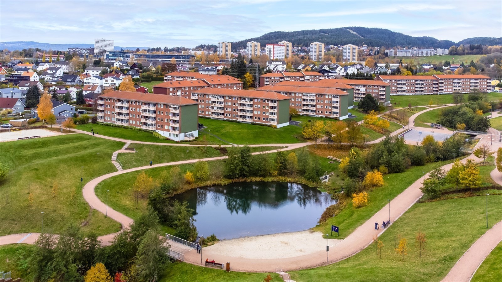 Bjerkedalen park ligger rett nedenfor boligområdet. Her finner du promenader langs Hovinbekken, badedam med sandstrand og koselig paviljong med café Galleribilde