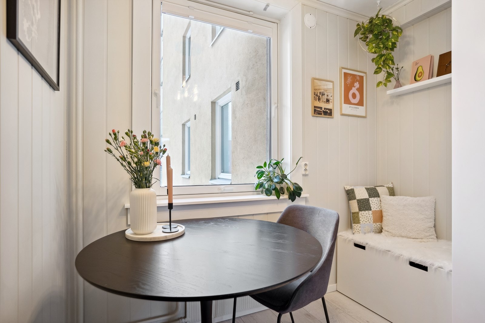Liten spisekrok innerst ved vinduet Galleribilde