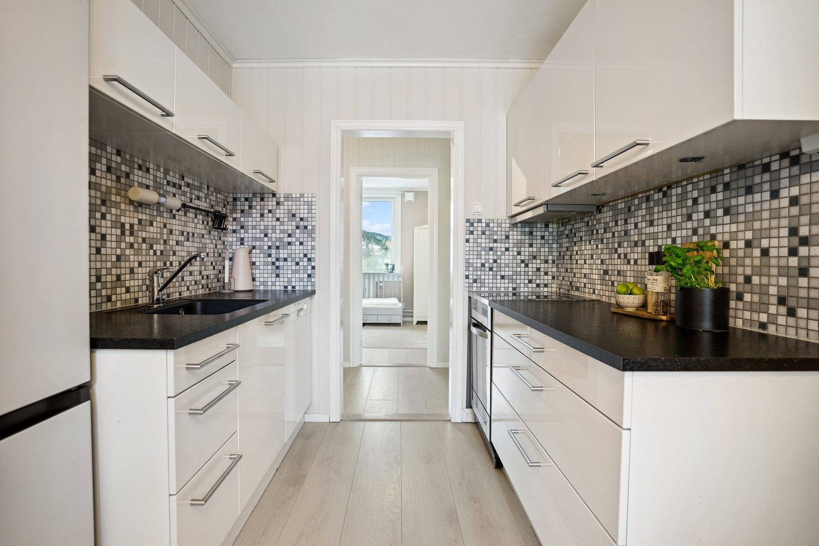 Glatt høyglansinnredning, lys under overskap og fliser mellom over- og underskap Galleribilde