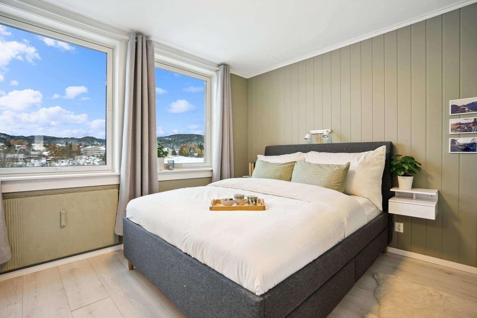 Svalt og romslig hovedsoverom med fantastisk utsyn Galleribilde