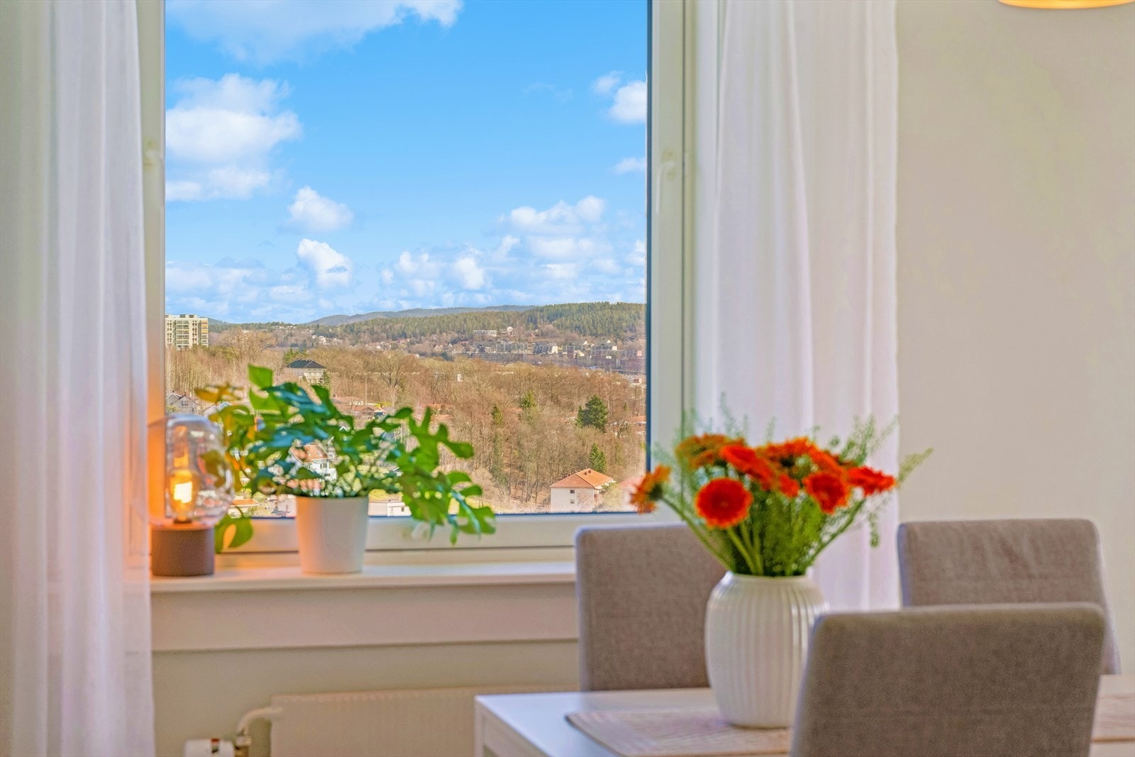 Fin utiskt fra alle rom og vinduer langs to vegger i stuen Galleribilde