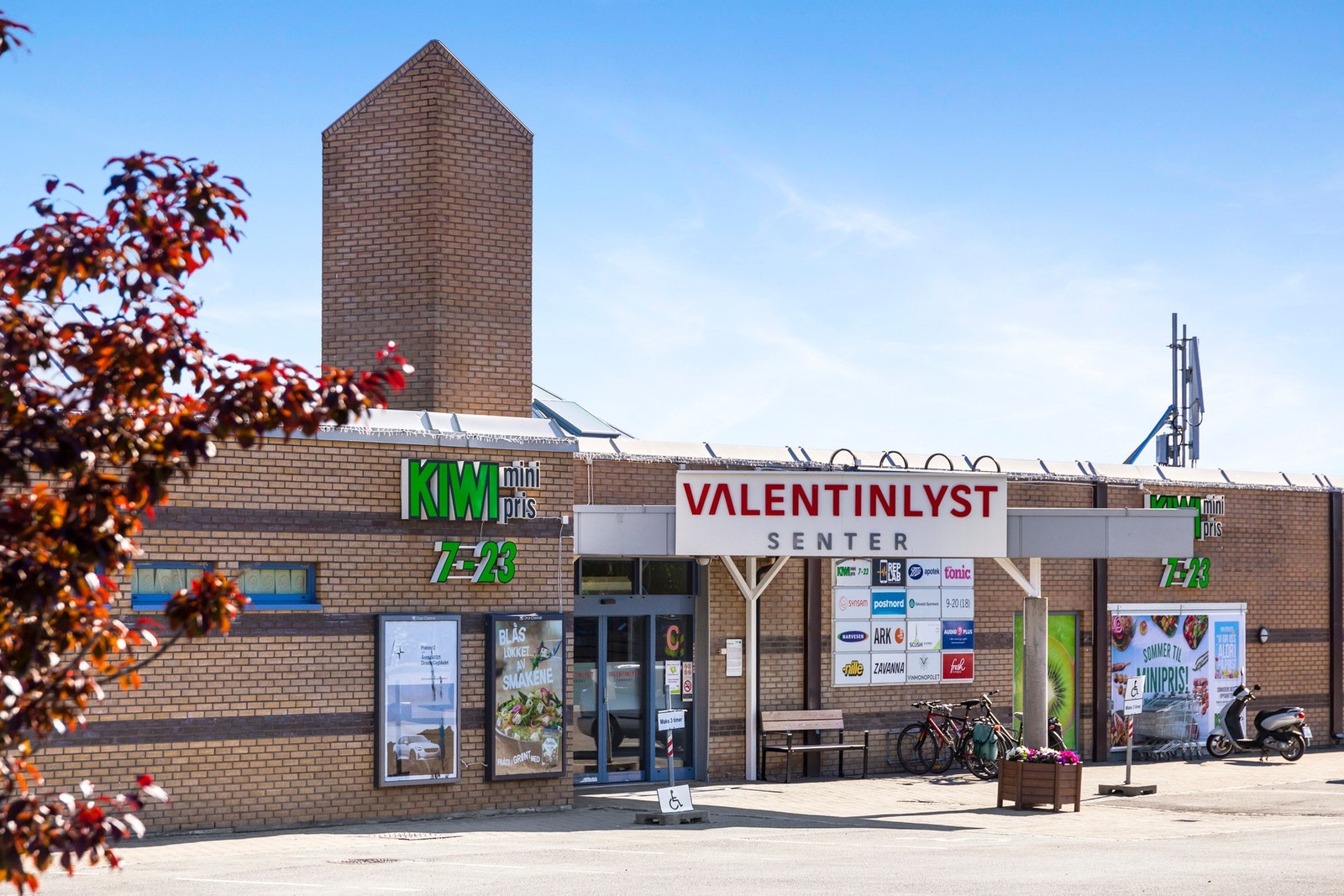 Valentinlyst kjøpesenter rett over gaten. Her dekkes alle behov hva gjelder dagligvare, apotek, frisør, og vinmonopol. Galleribilde
