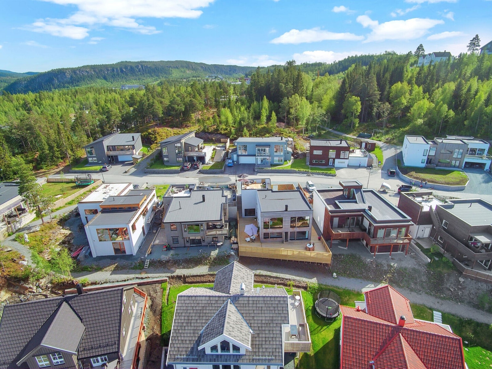 Boligen ligger fint til i "gullrekka" på toppen av feltet. Galleribilde