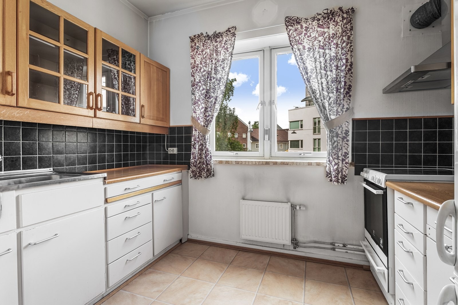 Deler av kjøkkeninnredning er original og fremstår med malte fronter, noe nyere innredning med profilerte/glass fronter. Galleribilde