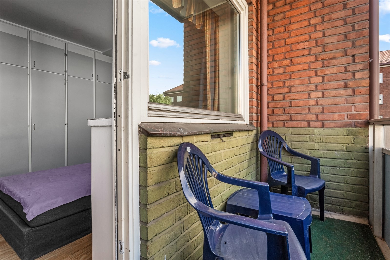Fra soverommet har du i tillegg direkte adkomst til én av boligens to balkonger. Galleribilde