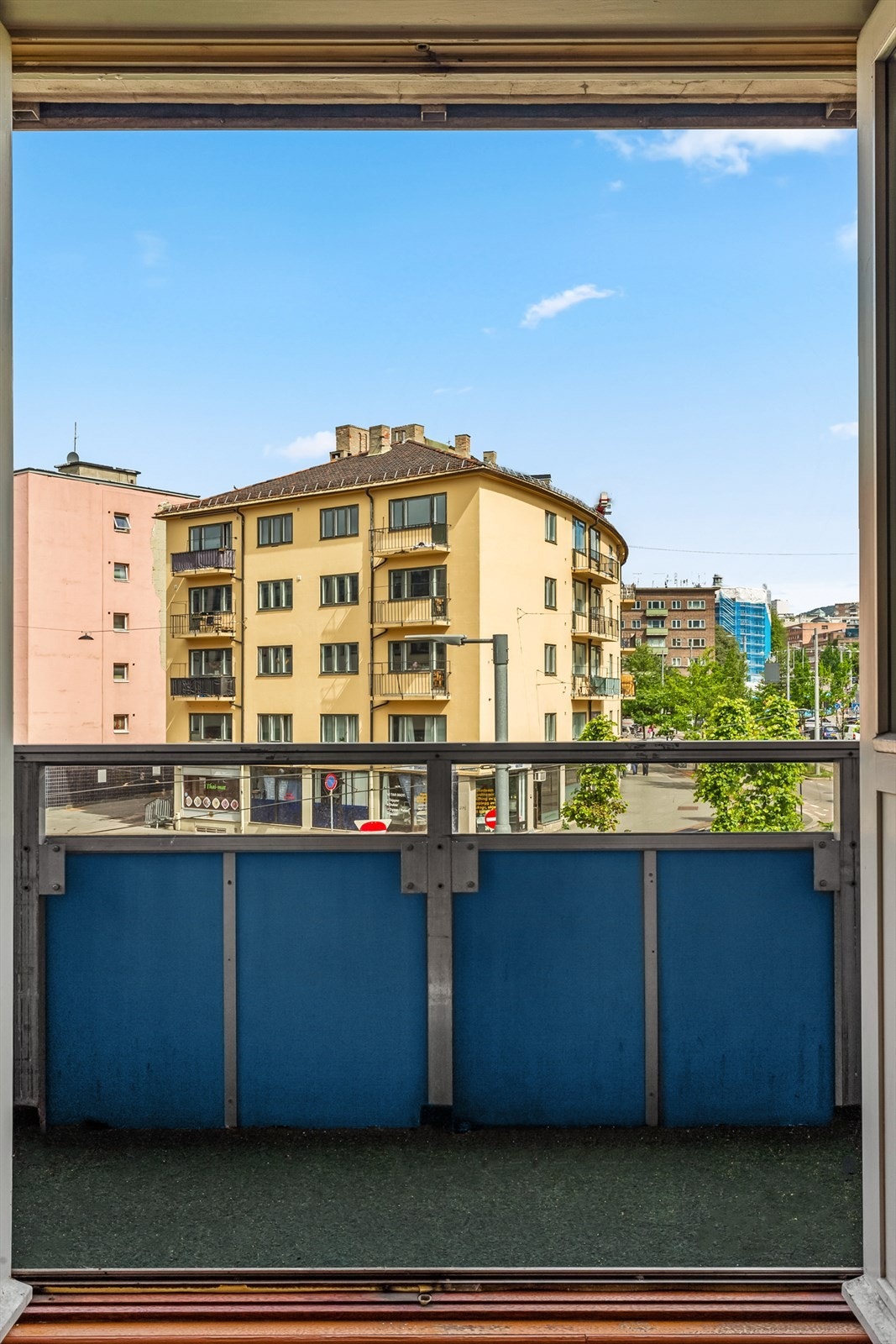 På sommerhalvåret blir det naturlig å åpne døren til én av boligens to balkonger og la frisk luft og våryr slippe til. Galleribilde