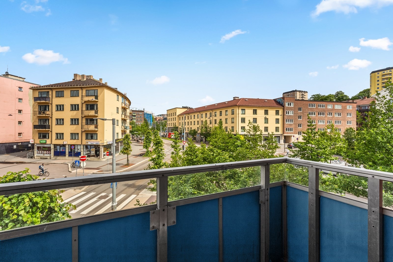 Leiligheten har en meget attraktiv beliggenhet i byggets 3. etasje og kan bl. a by på hele 2 balkonger til eget privat bruk. Galleribilde