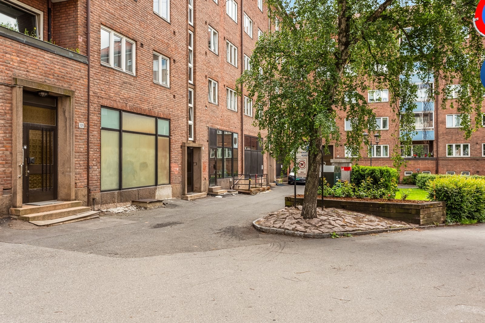Med boligen følger det en kjellerbod på 1,9 m², samt en loftsbod på 2,9 m² som gir plass til ytterligere oppbevaring. Galleribilde