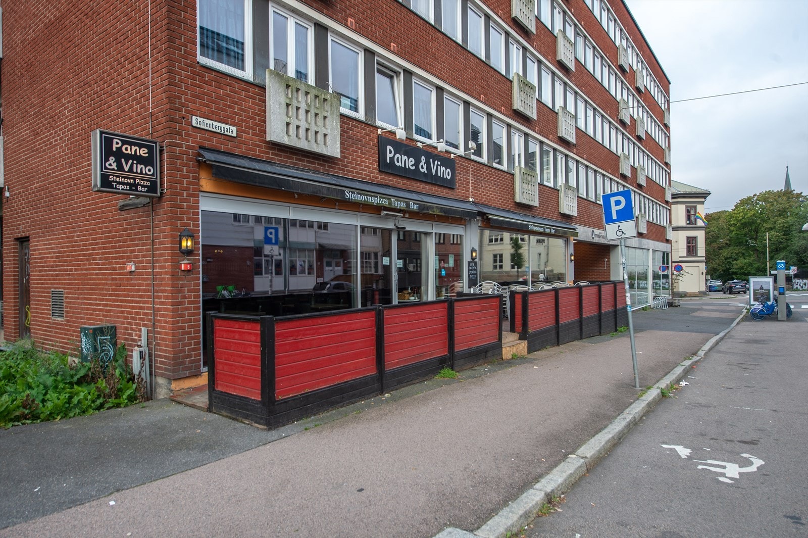 Pane & Vino ligger kun et steinkast unna - en klassisk italiensk pizzeria som serverer deilig steinovnspizza slik den skal lages. Galleribilde