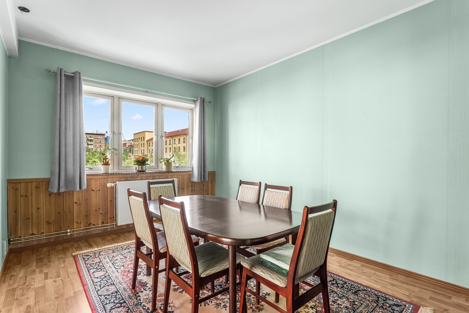 Med plass til mange gjester er denne spisestuen ideell for middagsfester, høytider og andre sosiale anledninger. Galleribilde