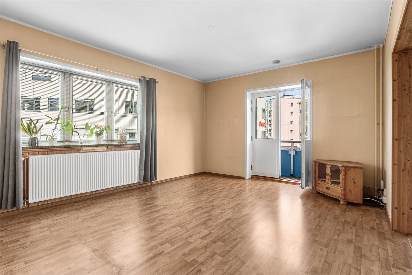 Stor og flott stue med flere gode innredningsmuligheter. Galleribilde