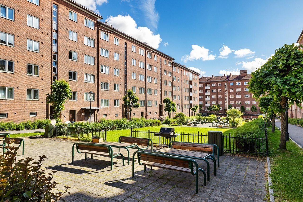 Borettslagets bakgård blir flittig brukt av lagets beboere, og er pent opparbeidet med både sittegrupper, variert beplanting og prydbusker. Galleribilde