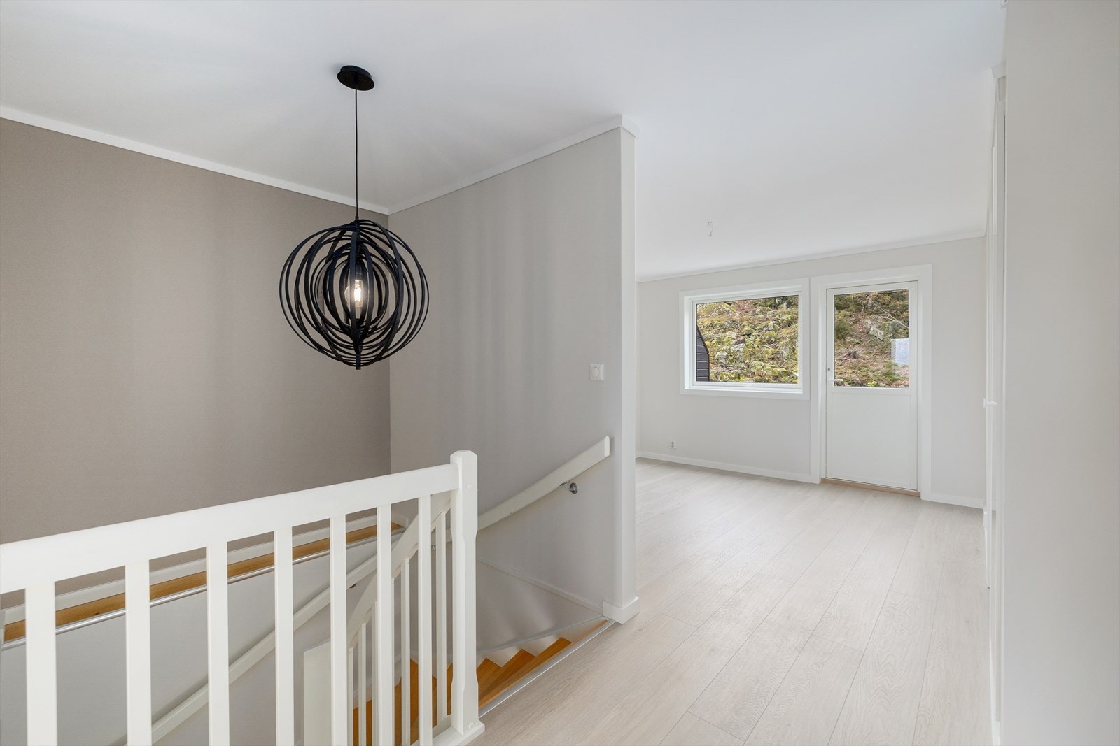 Det er en stor og romslig trappegang som bringer deg opp i 2.etasje Galleribilde
