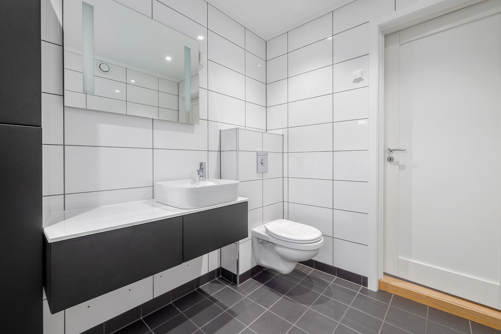 Badet i 2.etasje er elegant utformet Galleribilde