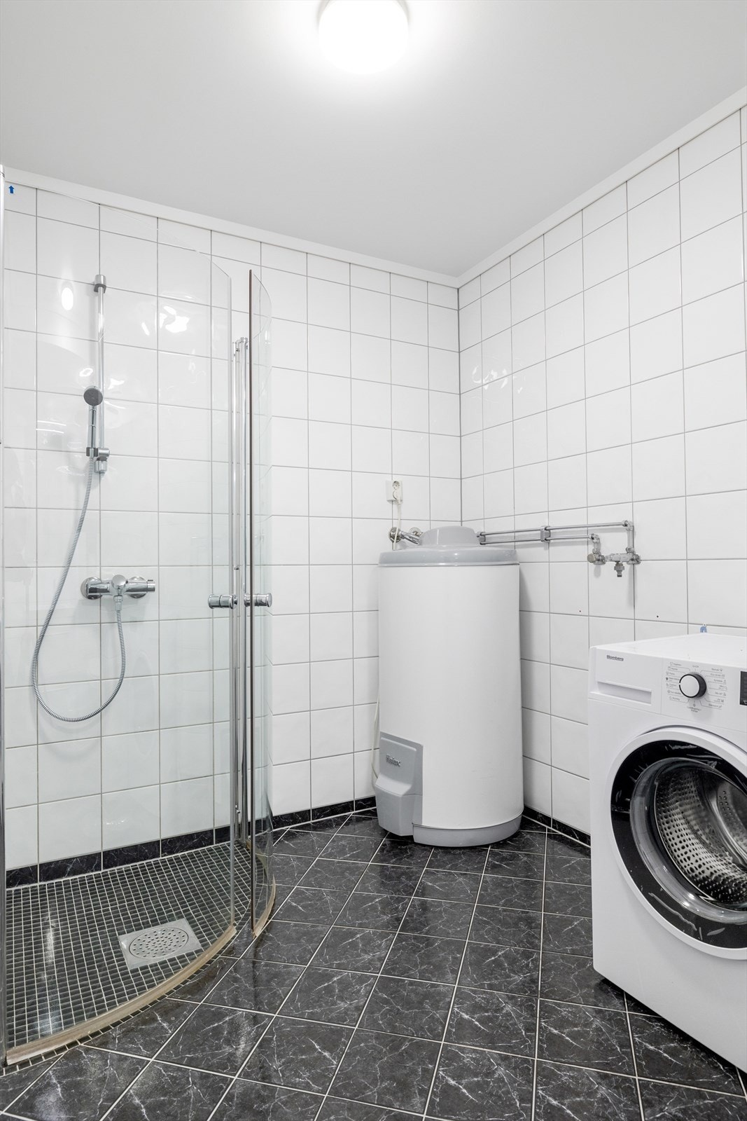 På badet i 1.etasje har du varmtvannstanken og opplegg til vaskemaskin Galleribilde
