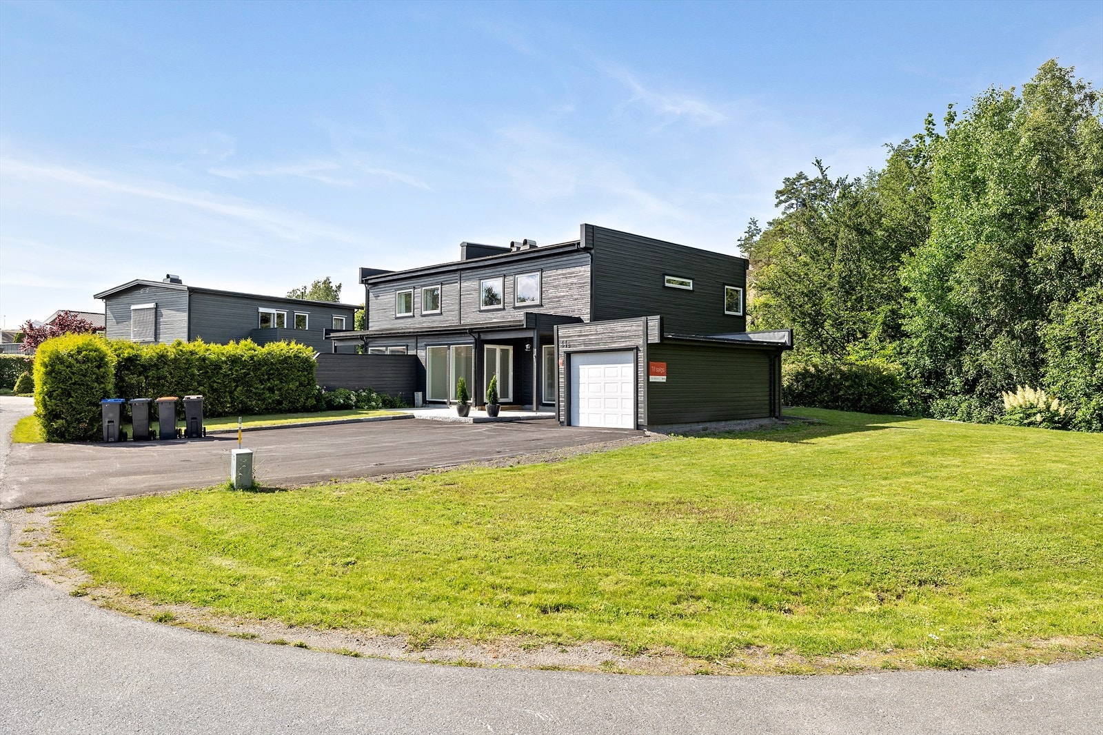 Ved siden av eiendommen er det fellesareal for Hasleskogveien 38, 40, 42, 44a og 44b Galleribilde
