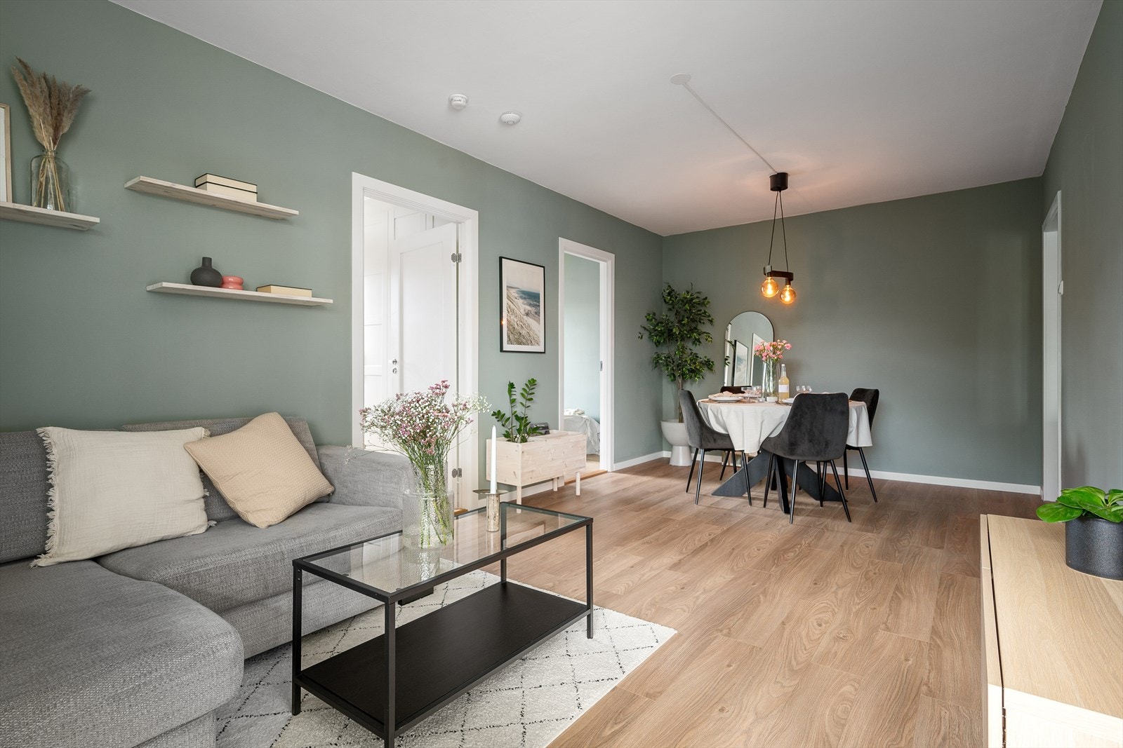 Her har du god plass til både spise-og sofagruppe. Galleribilde