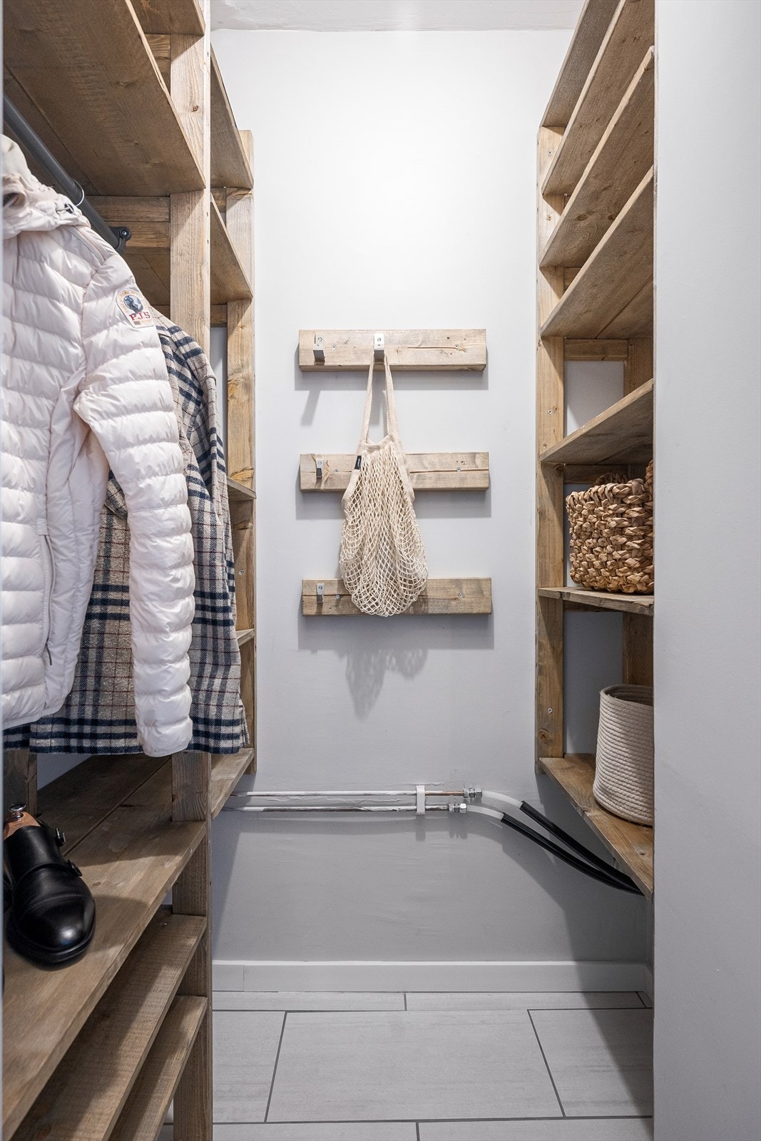 En meget praktisk bod/omkledningsrom i tilknytning entréen. Galleribilde