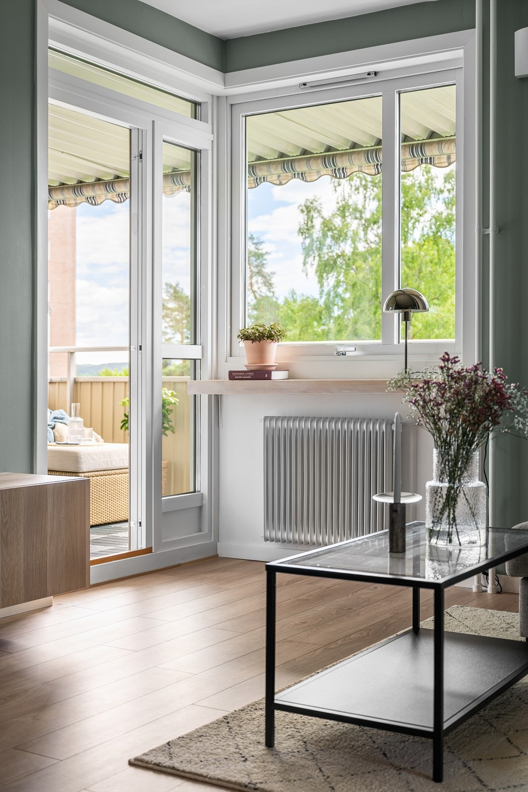 Boligen vender mot sør og vest, og slipper derfor inn rikelig med lys. Galleribilde