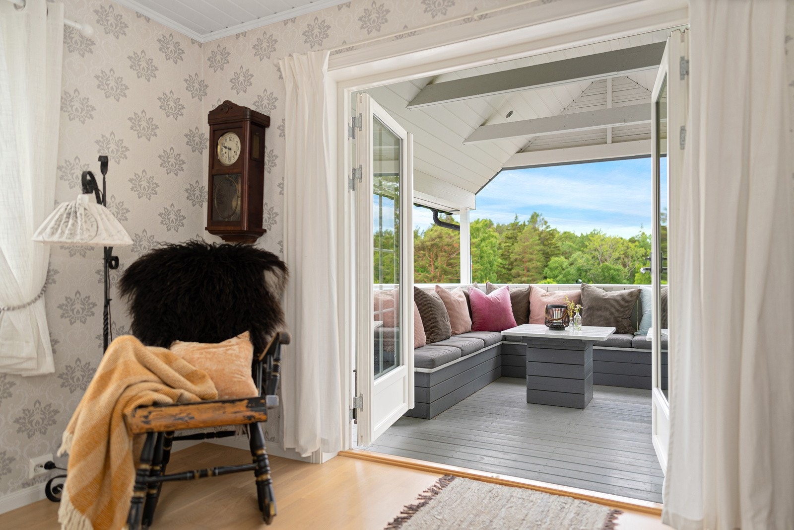 Fra stuen har du direkte utgang til en solrik terrasse, hvor du kan nyte lange sommerdager og sene kvelder. Galleribilde