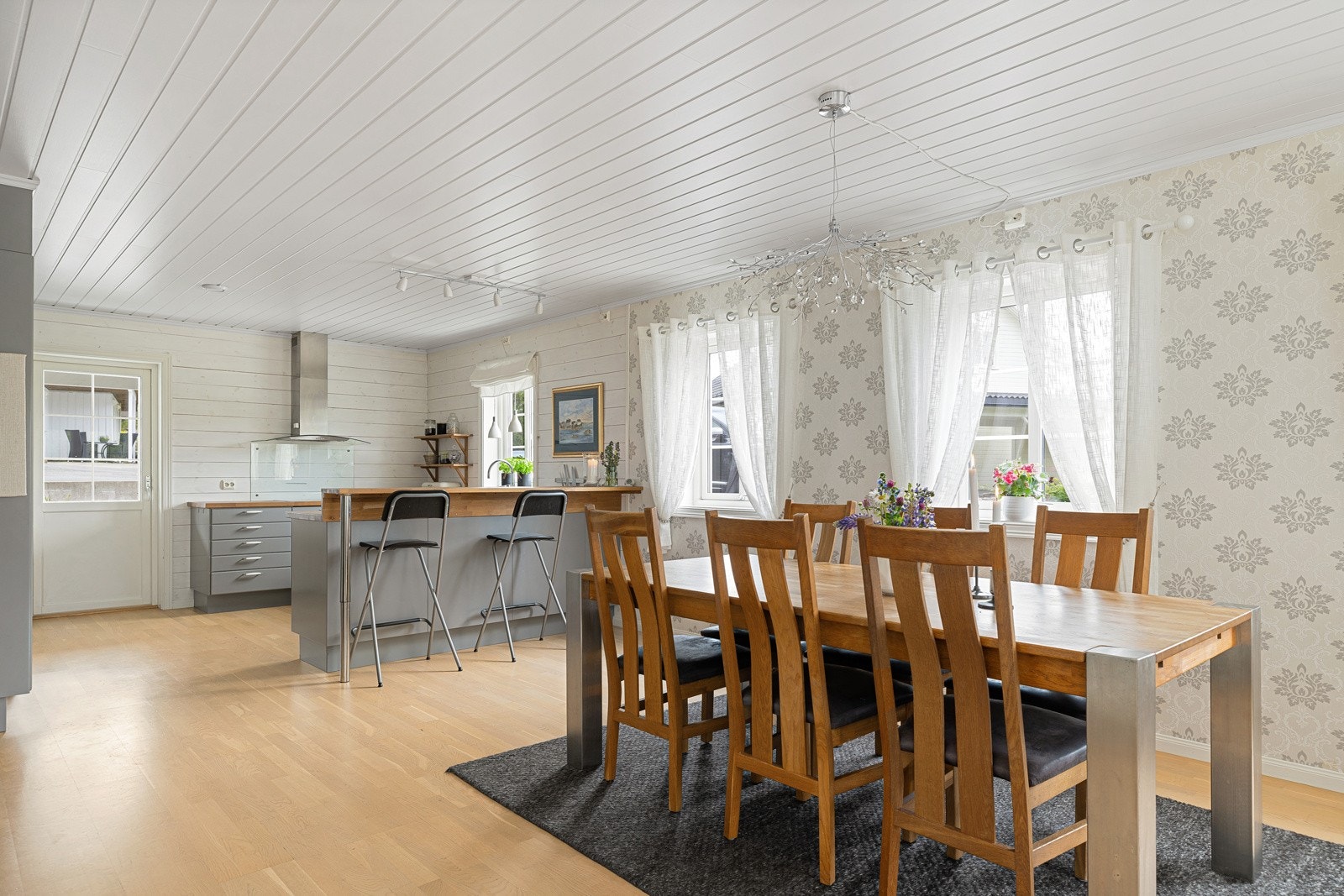 I tilknytning til kjøkkenet er det god plass til spisegruppe. Legg også merke til den smarte barløsningen. Galleribilde