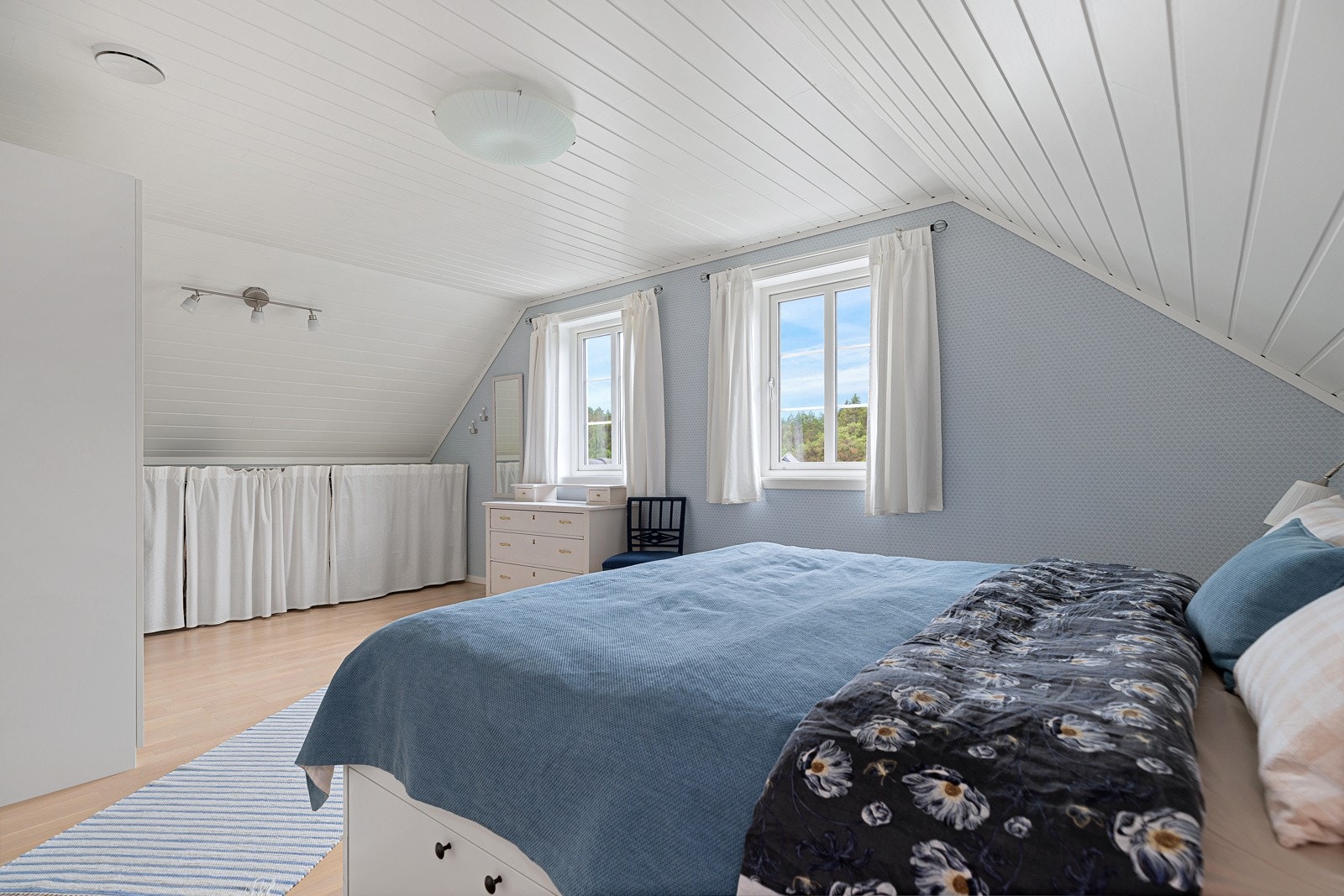 Rommet har godt med lagringskapasitet i garderobeskap og oppheng i kneveggene. Galleribilde