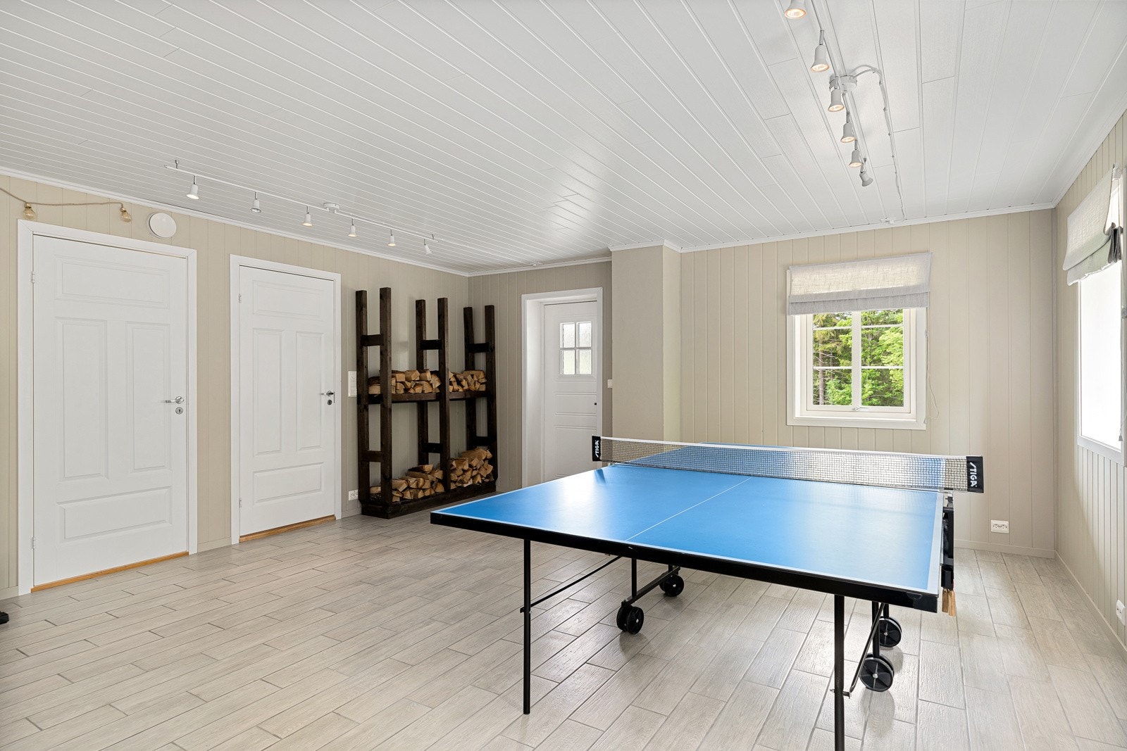 Det er dør fra kjellerstuen og ut til hagen. Galleribilde