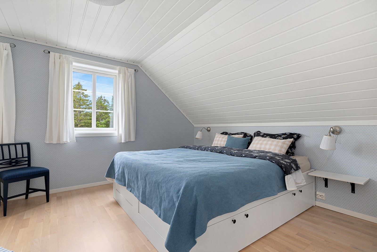 Stort hovedsoverom med god plass til dobbeltseng og nattbord. Galleribilde