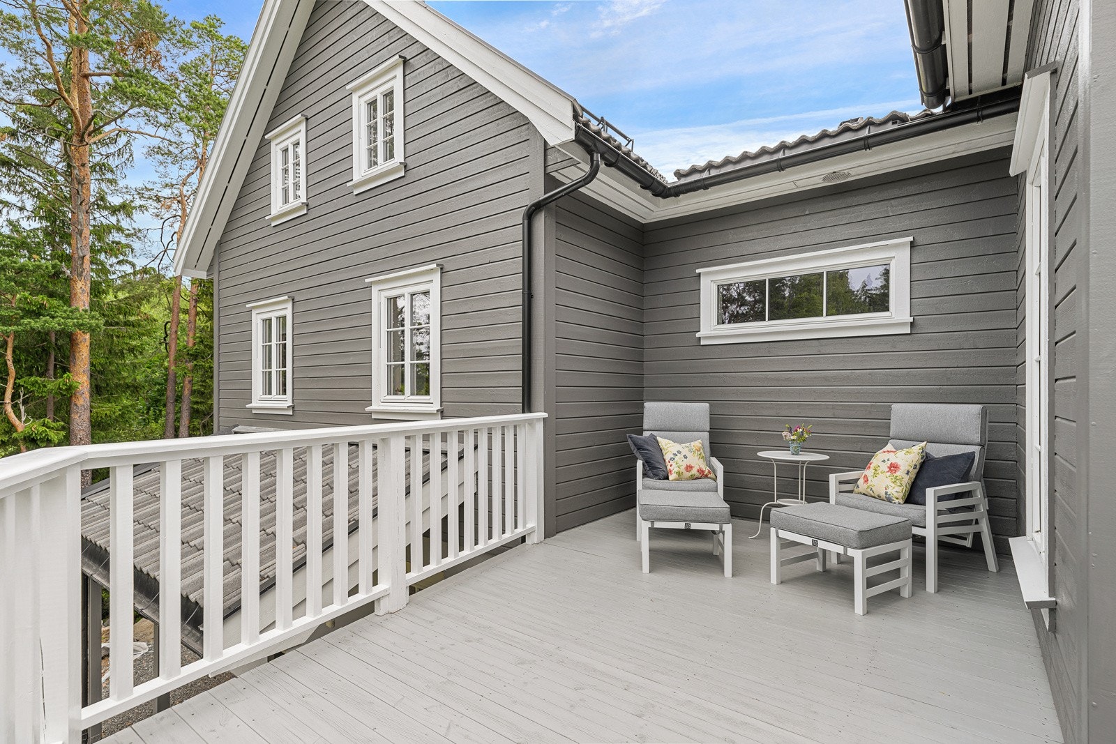 Terrassen er opparbeidet slik at man får maksimal utnyttelse av solbanen. Galleribilde