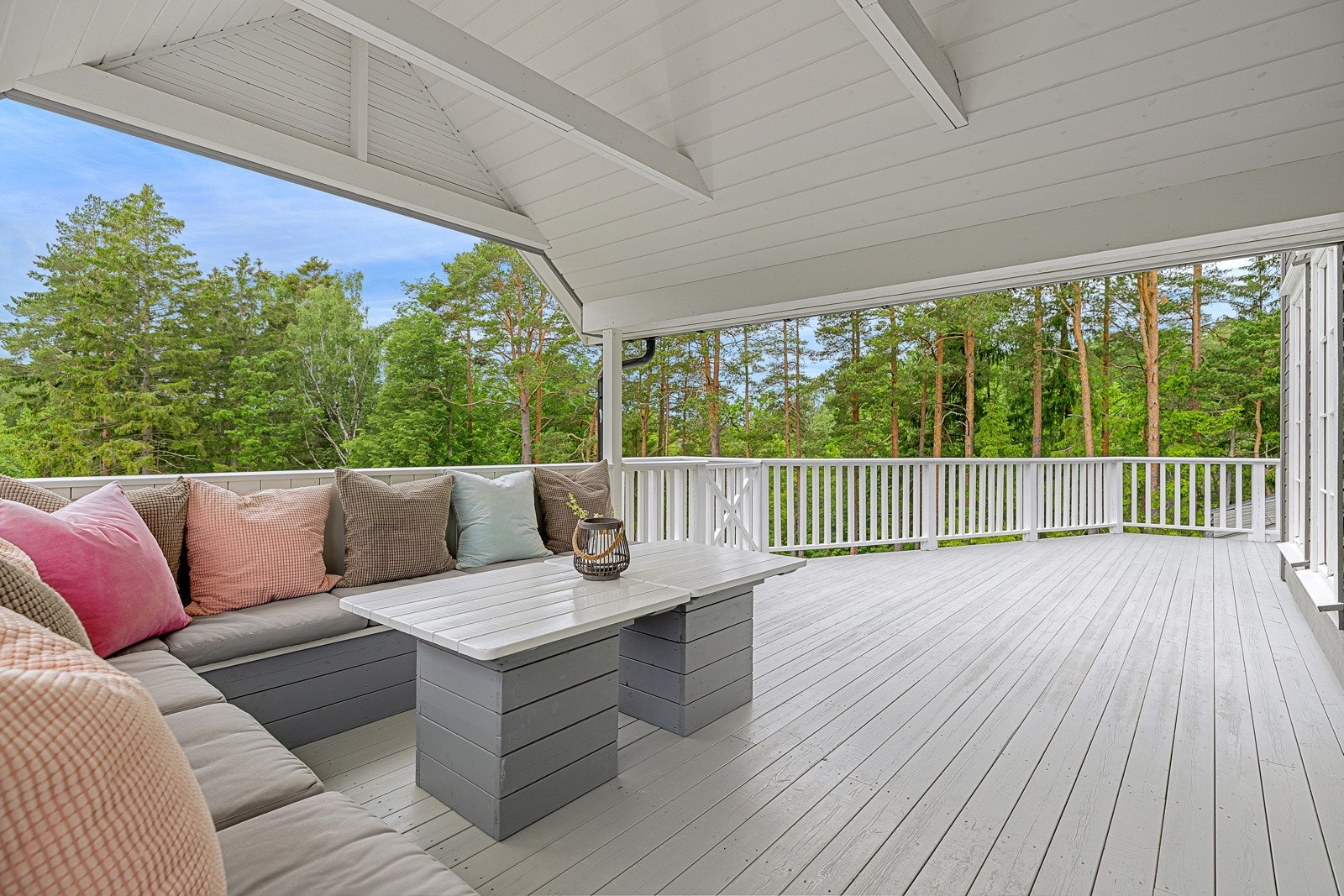 På terrassen kan man nyte utelivet selv når været ikke samarbeider. Galleribilde