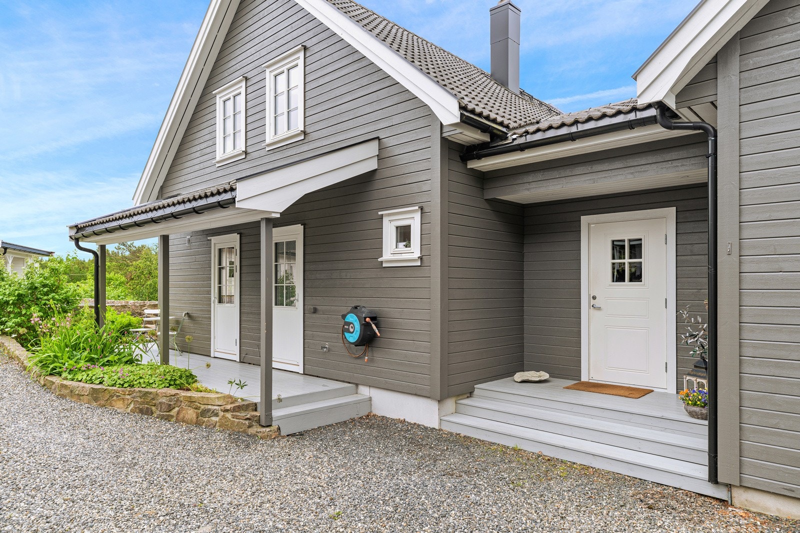 Boligen ligger innerst i en blindvei uten gjennomgangs trafikk Galleribilde