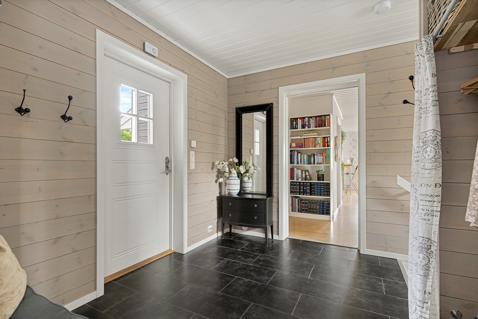 Stort inngangsparti med rikelig oppbevaringplass. Det er også vannbåren varme i gulvet. Galleribilde